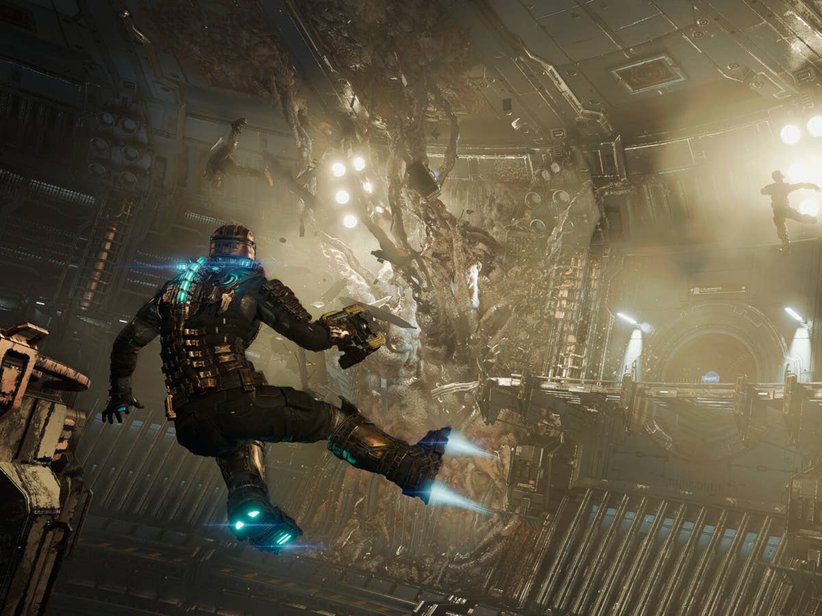 Der Ingenieur Isaac Clarke fliegt in einem Raumanzug durch die USG Ishimura in Dead Space.