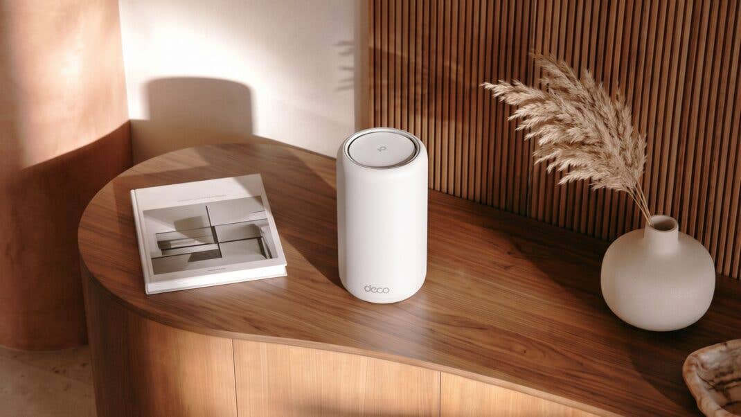 Deco 8 Ultra von TP Link steht auf einem Tisch