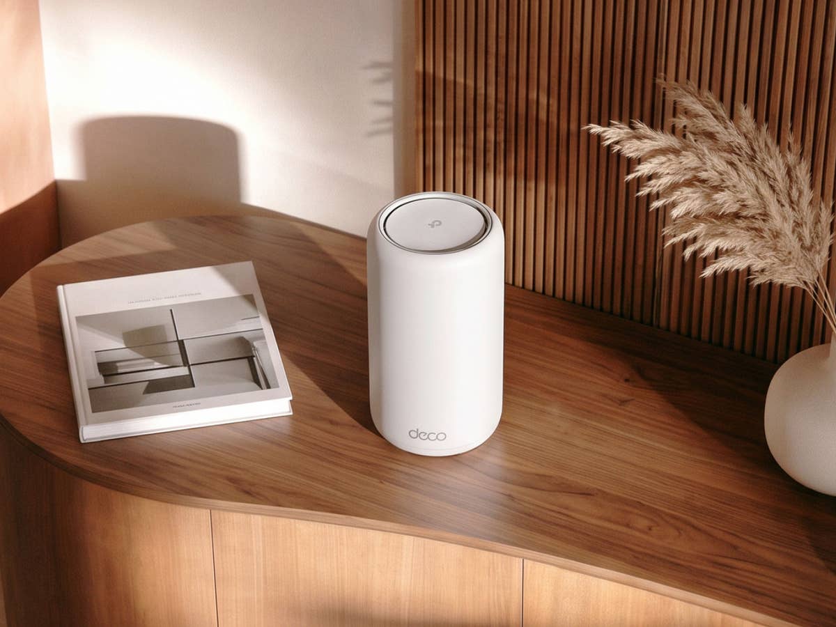 Deco 8 Ultra von TP-Link: Wi Fi 8 kommt Deco 8 Ultra von TP Link steht auf einem Tisch