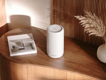 Deco 8 Ultra von TP Link steht auf einem Tisch