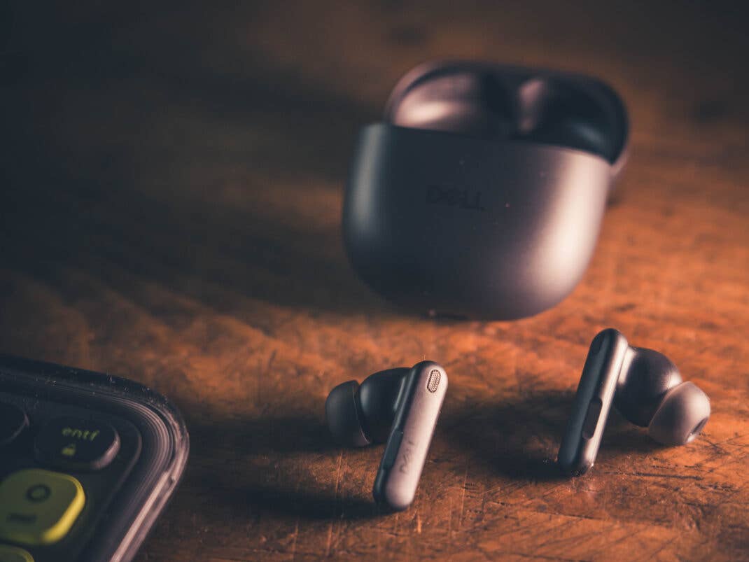 Die Kopfhörer von Dell werden am Stiel bedient