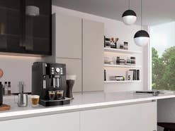 DeLonghi Magnifica S auf einer Küchenanrichte.