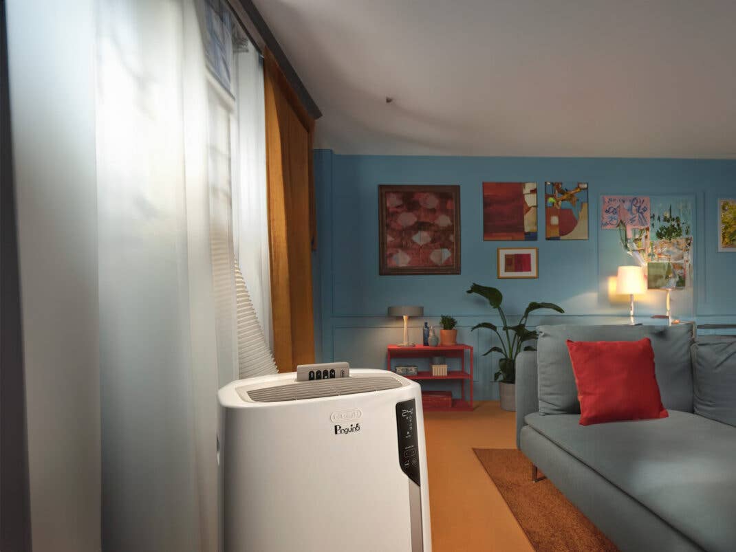 Mobile Klimaanlage von DeLonghi in einem Wohnzimmer.