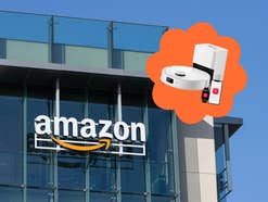 Ein Amazon-Gebäude und davor ist ein Roborock-Saugroboter zu sehen.