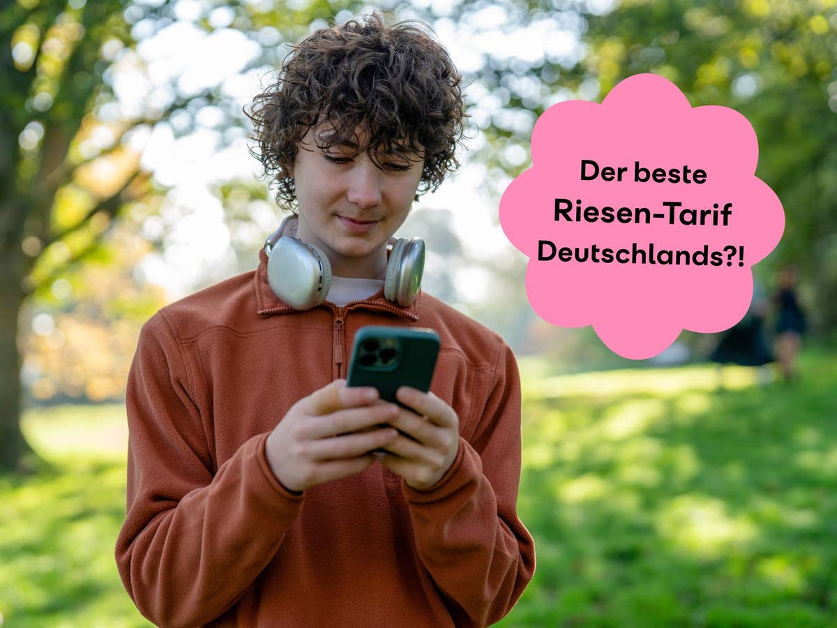 der-beste-riesen-tarif-deutschlands Person mit Smartphone steht in einem Park, daneben der Hinweis auf einen großen 5G-Tarif