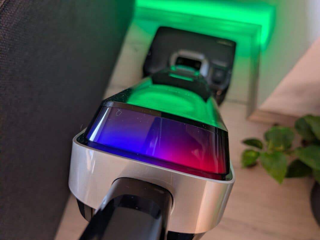Der grüne Lichtstrahl des Tineco Floor One S9 Master macht feinsten Schmutz sichtbar und der iLoop-Sensor spürt selbst unsichtbaren Schmutz auf