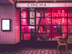 Ein Kino mit rotem Licht.
