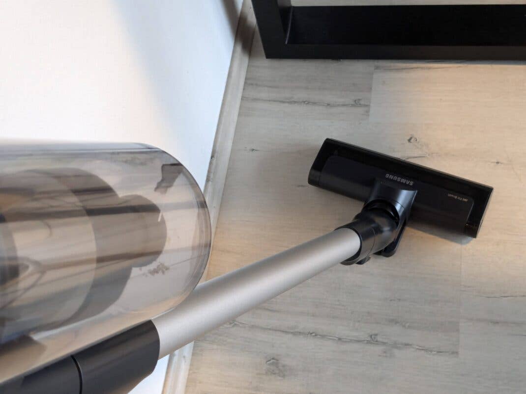 Der Samsung Jet 65 (VS15A60BGR5WD) Akkusauger gleitet gut über den Boden