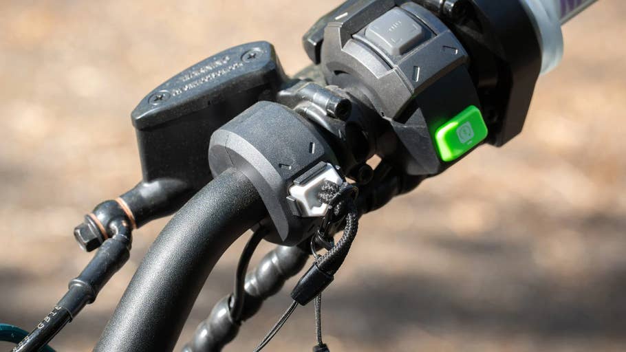Schutzmechanismus am Lenker um das Motorrad abzuschalten, wenn der Fahrer heruntergefallen ist