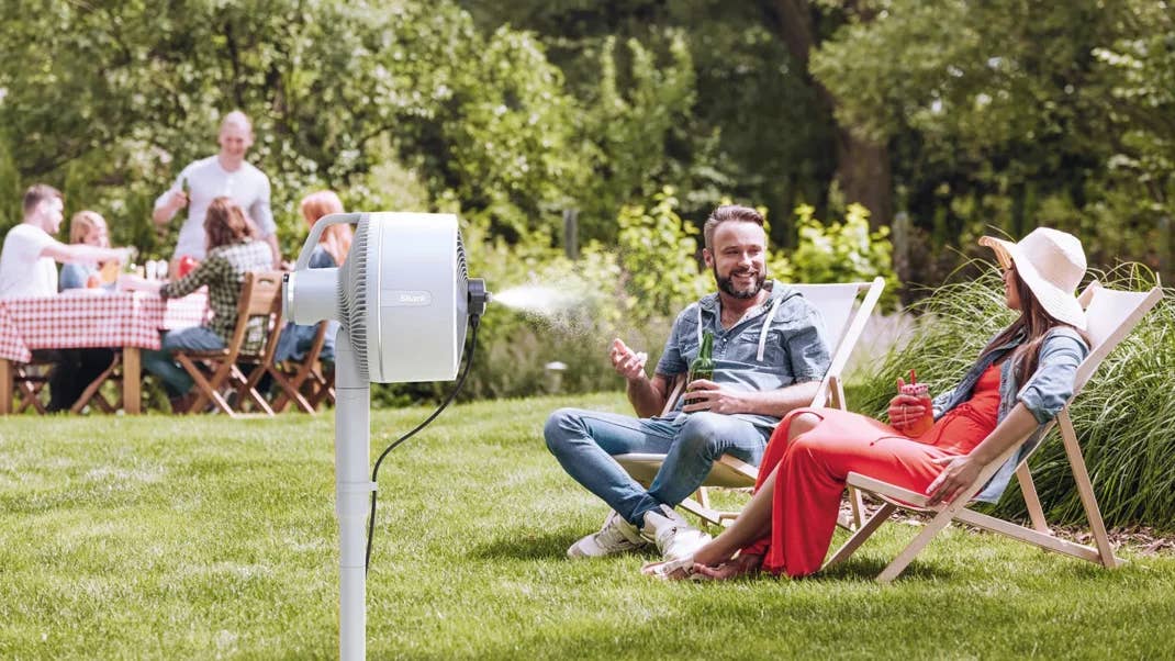 Der Shark FlexBreeze Ventilator sorgt für Abkühlung auch im Garten