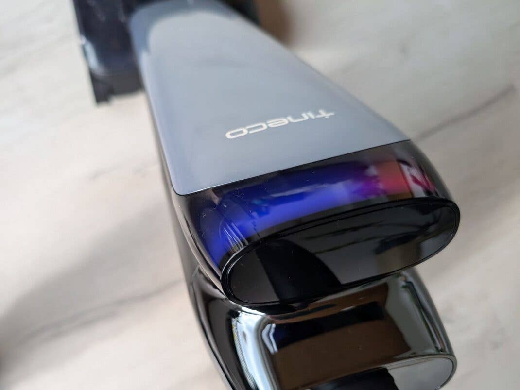 Der Tineco Floor One S9 Artist im Test - Der Farbverlauf zeigt an, wie schmutzig der Boden noch ist