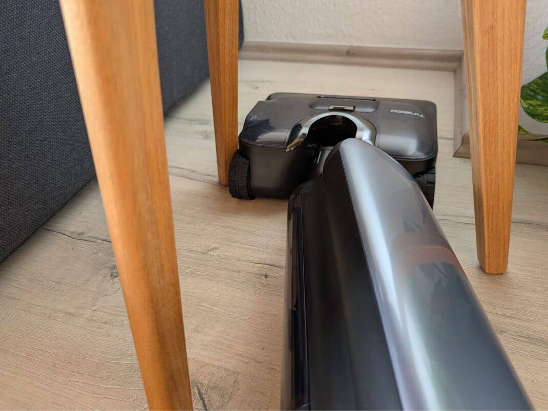 Der Tineco Floor One S9 Artist kommt auch unter niedrige Möbel und in verwinkelte Ecken