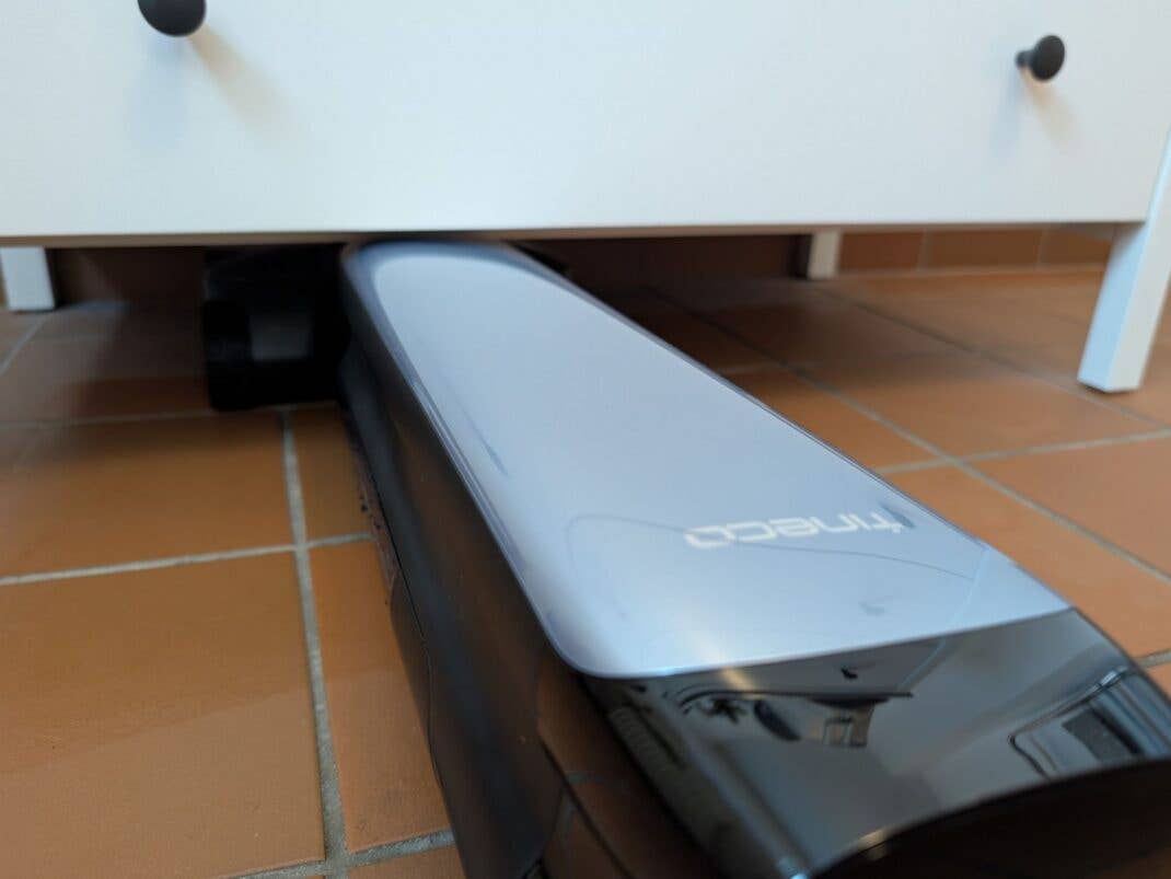 Der Tineco Floor One S9 Artist kommt auch gut unter Möbel