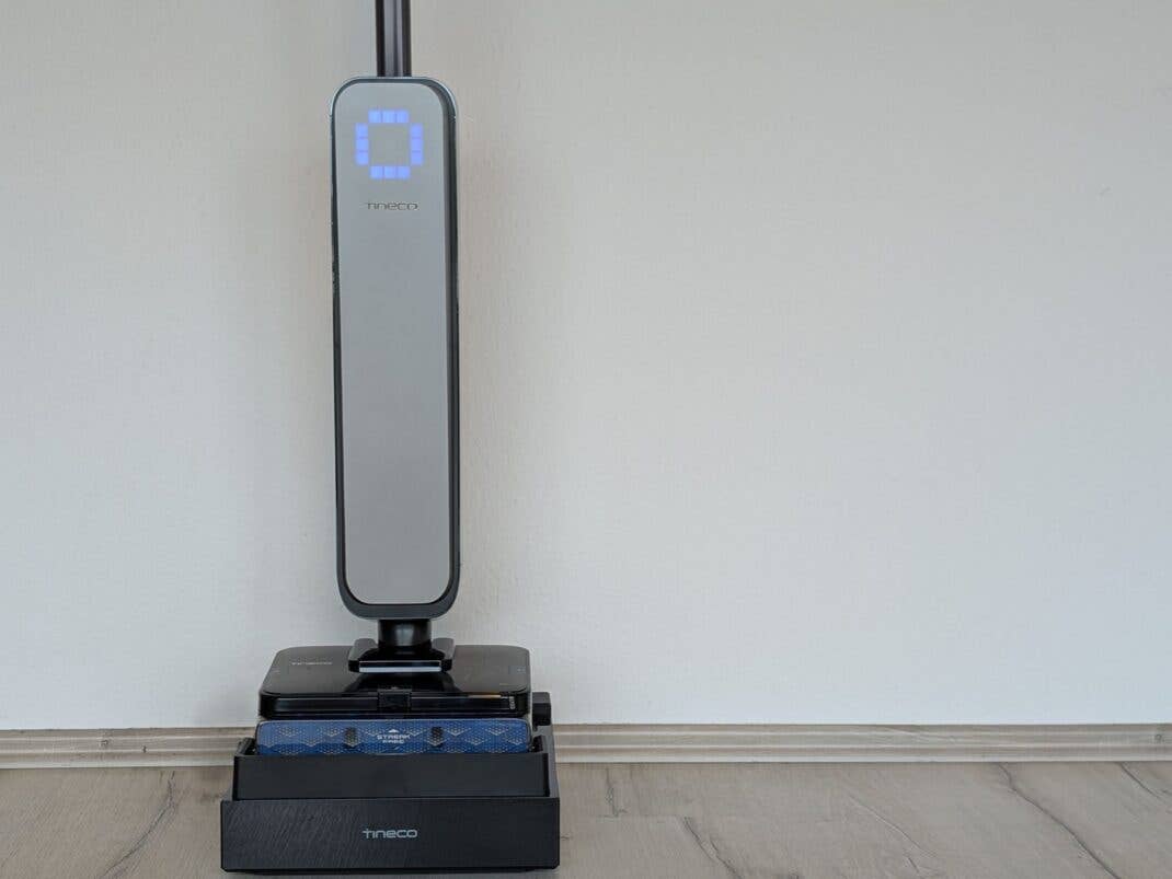 Der Tineco Floor One S9 Scientist lädt in seiner Station auf und reinigt sich selbst.