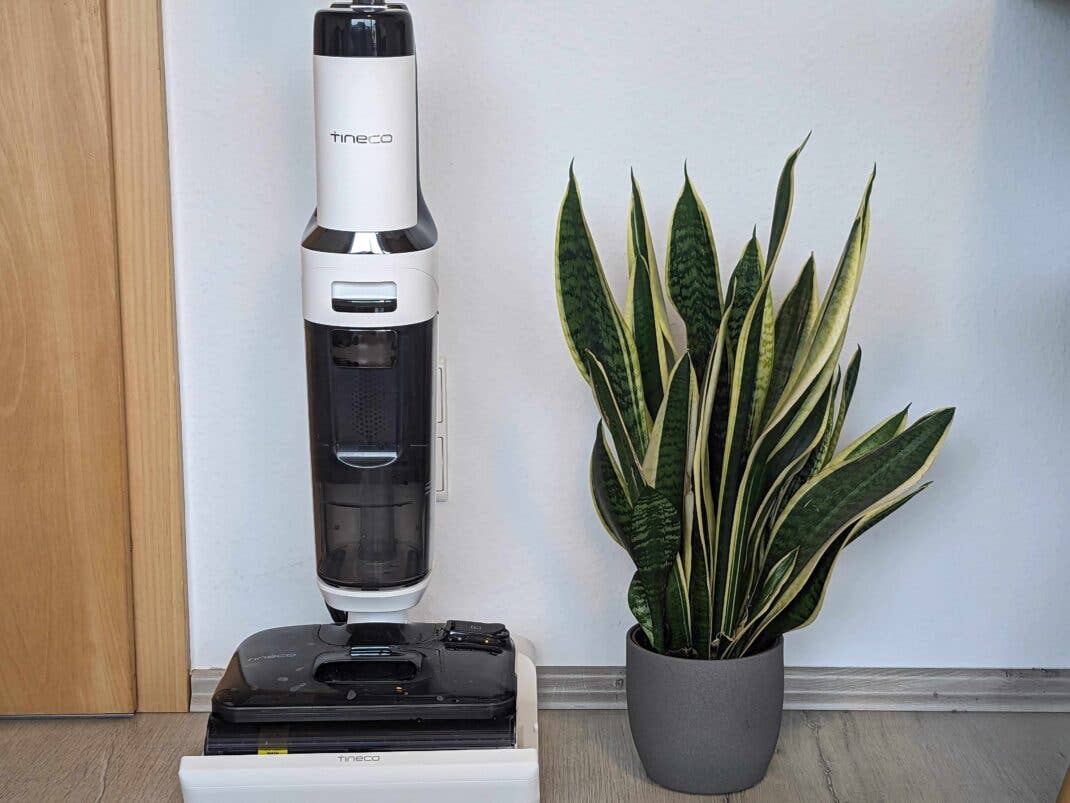 Der Tineco Floor One Stretch S6 in seiner Station - hier reinigt er sich selbst