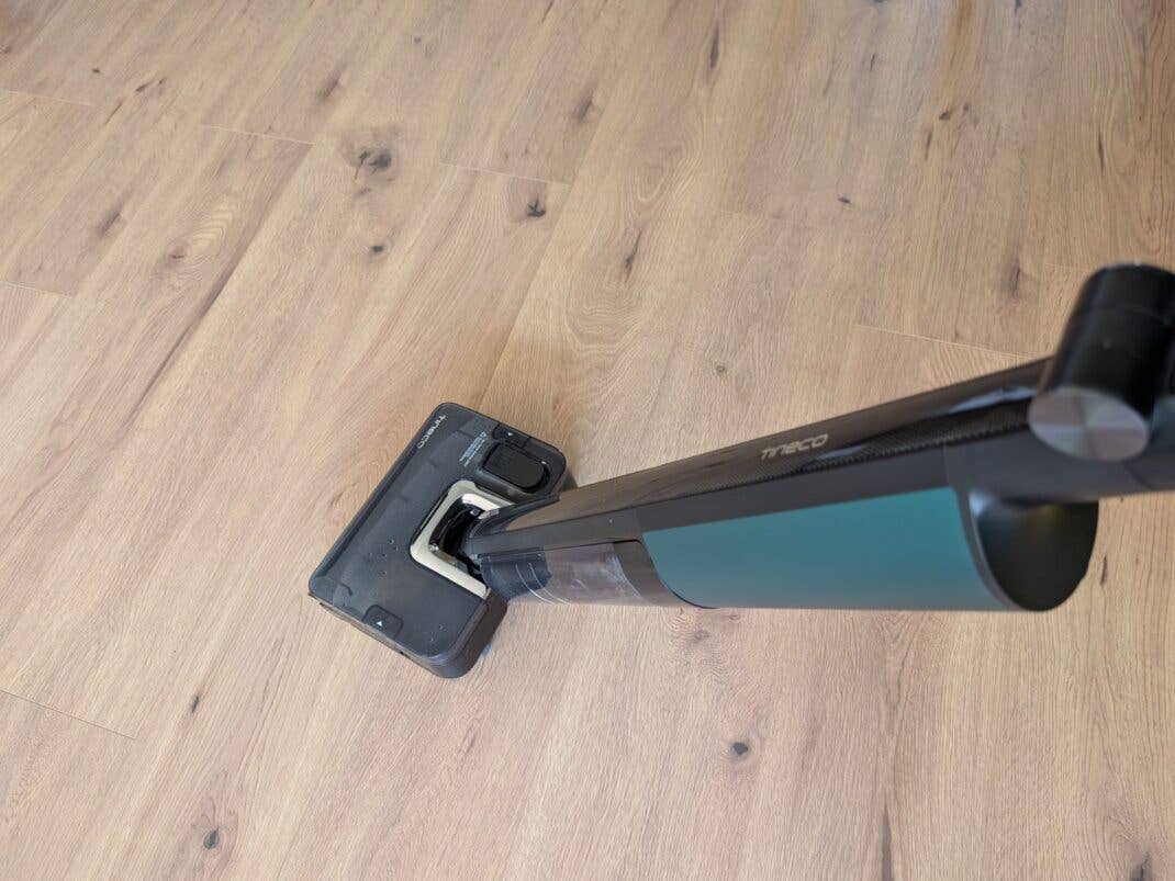 Der Tineco Saugwischer hinterlässt nur einen dünnen Wasserfilm auf dem Boden
