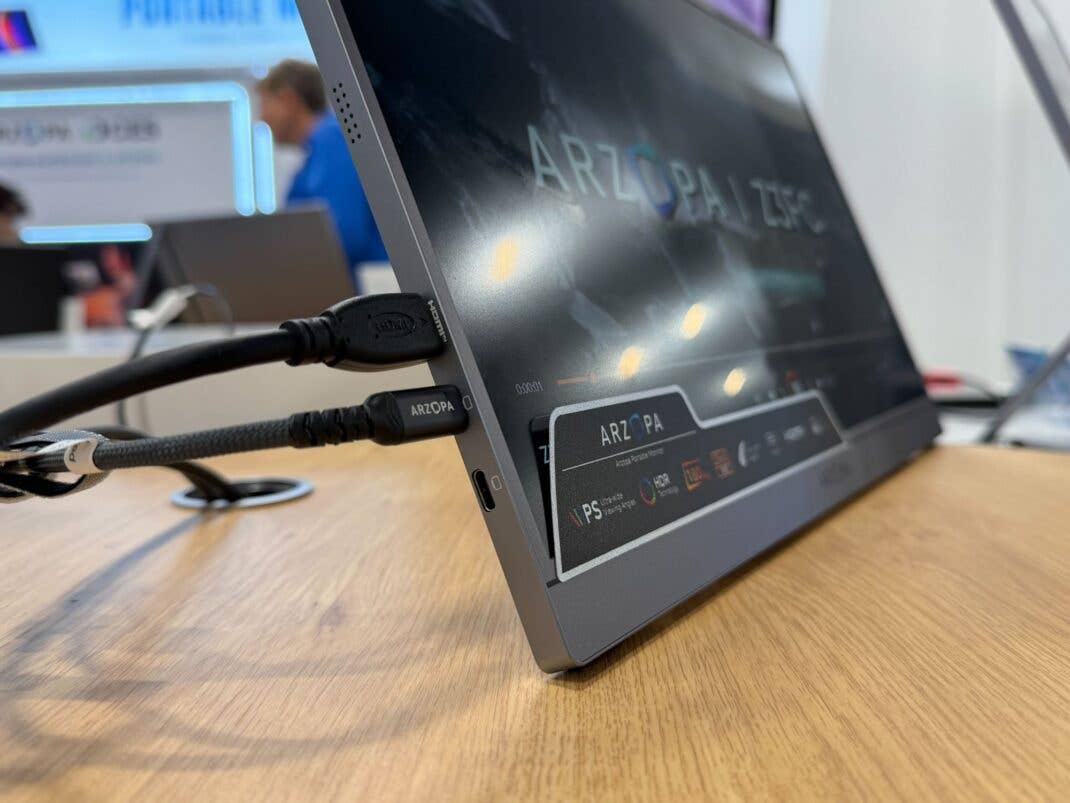 Der tragbare Monitor kann einfach mit dem Laptop oder der Konsole verbunden werden