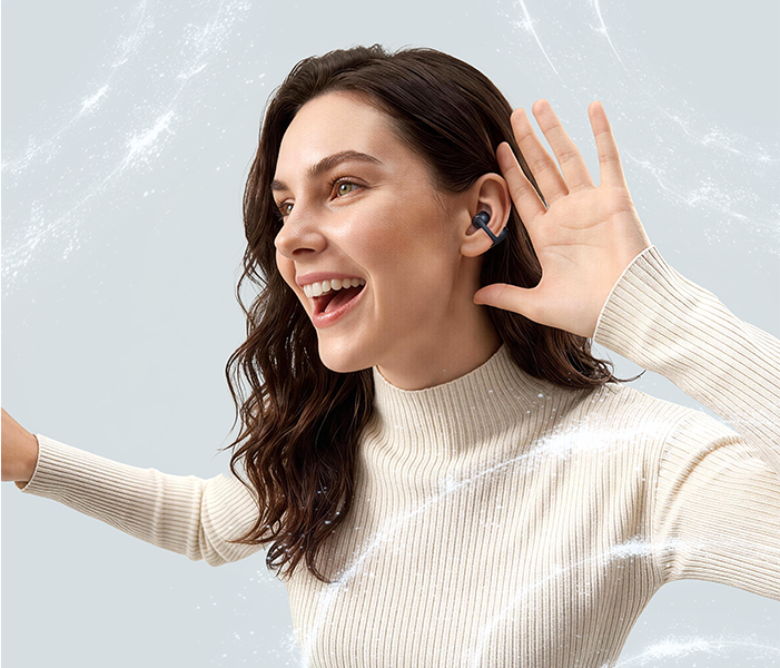 Eine Frau hat die EarFun Clip 2 Kopfhörer im Ohr