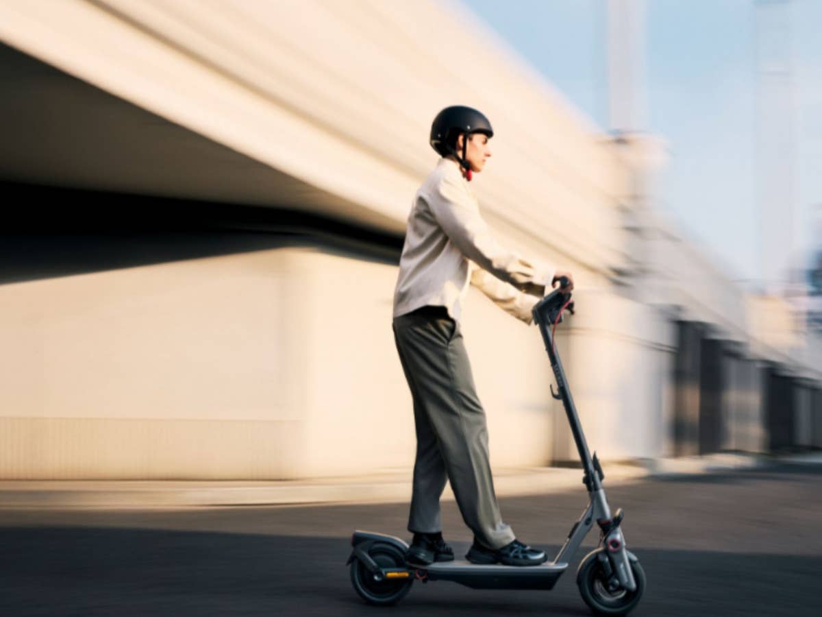 E-Scooter im Prime-Day-Angebot Ein Mann fährt auf einem E-Scooter über eine Straße