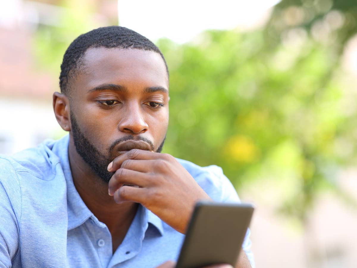 Welche 5G Anbieter haben das beste Preis-Leistungs-Verhältnis in Deutschland? Ein Mann schaut grübelnd auf sein Smartphone