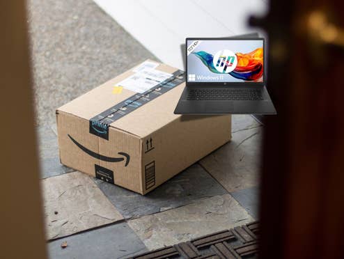 Ein Amazon-Paket liegt vor einer geöffneten Haustüre