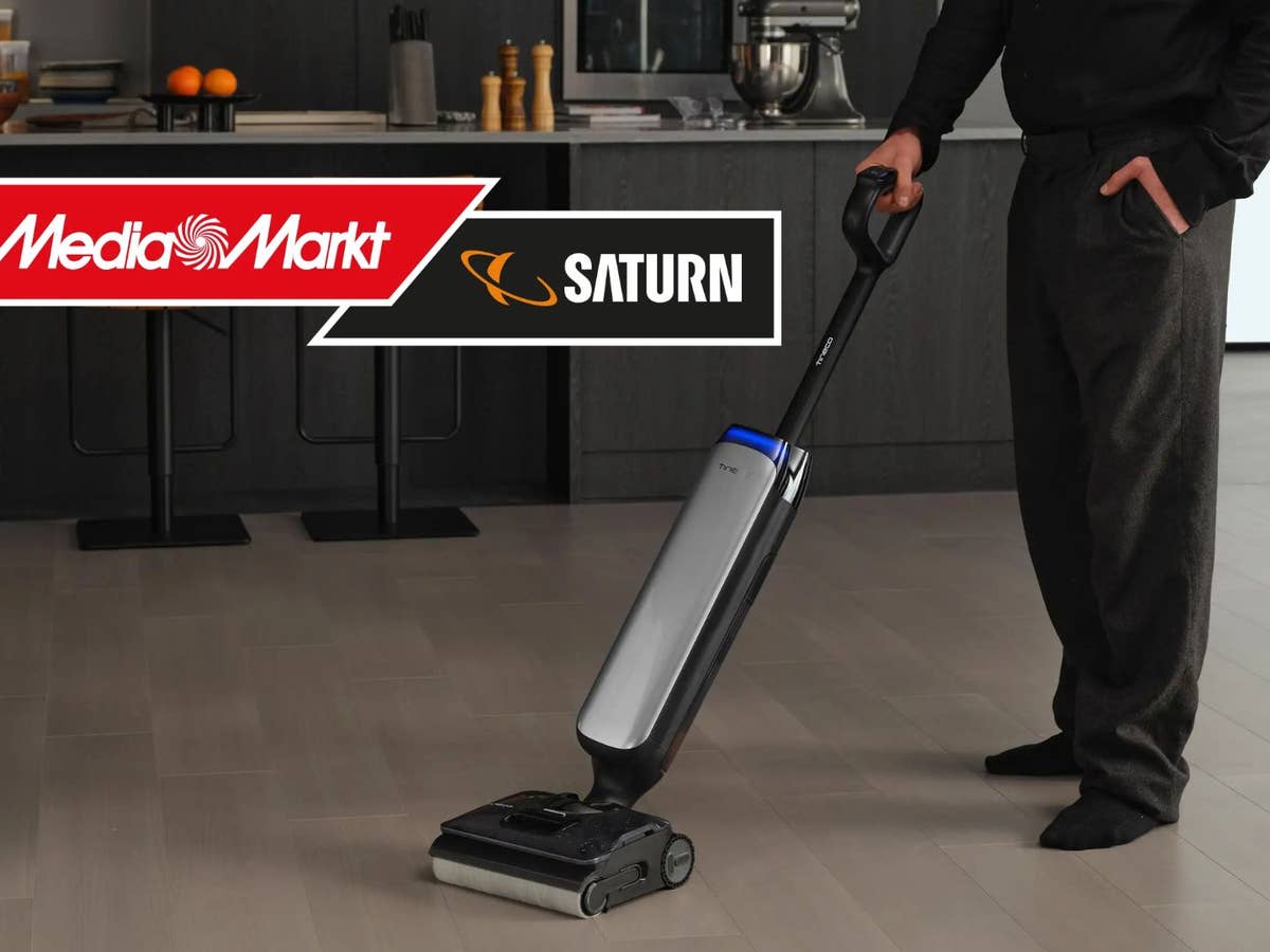 Tineco-Saugwischer im MediaMarkt-Angebot Ein Mann saugt mit dem Tineco Floor One S9 Artist Premium Saugwischer