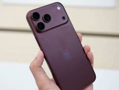 Eine Hand hält das iPhone 18 Pro