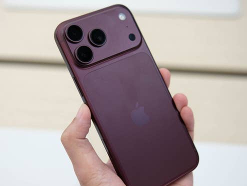 Eine Hand hält das iPhone 18 Pro