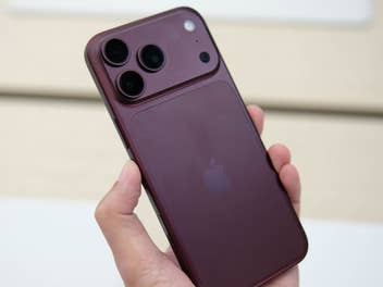 Eine Hand hält das iPhone 18 Pro
