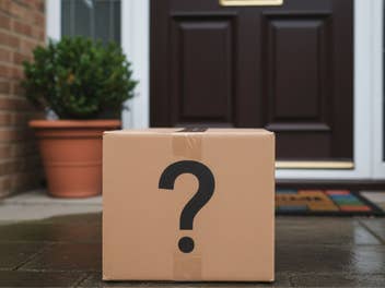Dieses smarte Gadget bewahrt dich vor Missgeschicken – und jetzt ist es im Angebot! Paket steht vor einer Haustür