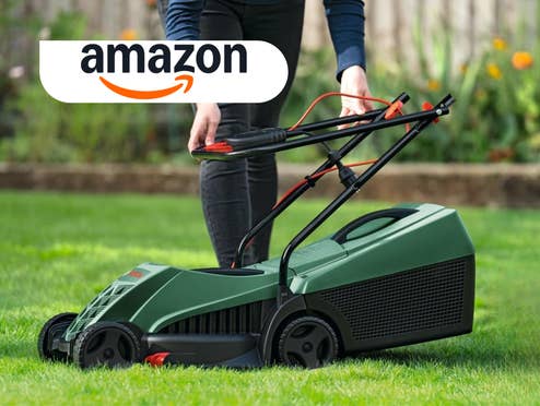 Der Bosch EasyRotak Rasenmäher in einem Garten.