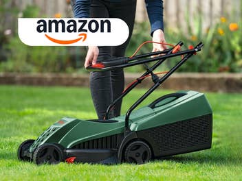 Der Bosch EasyRotak Rasenmäher in einem Garten.