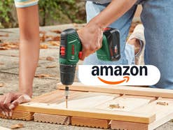 Eine Person nutzt den Bosch Akkuschrauber an einer Holzplatte