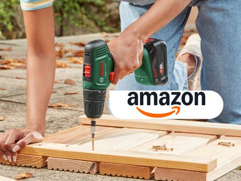 Eine Person nutzt den Bosch Akkuschrauber an einer Holzplatte