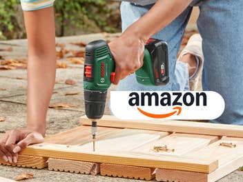 Eine Person nutzt den Bosch Akkuschrauber an einer Holzplatte