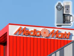 Die Ninja Creami Scoop & Swirl Eismaschine schwebt leuchtend über einem MediaMarkt
