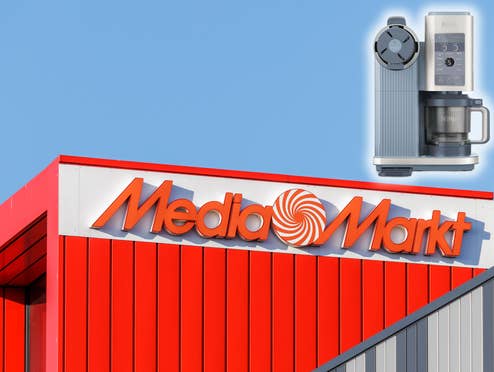 Die Ninja Creami Scoop & Swirl Eismaschine schwebt leuchtend über einem MediaMarkt