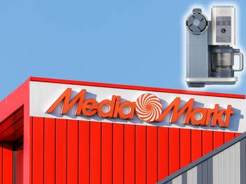 Die Ninja Creami Scoop & Swirl Eismaschine schwebt leuchtend über einem MediaMarkt