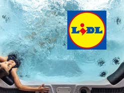 Eine Frau liegt in einem Whirlpool und entspannt