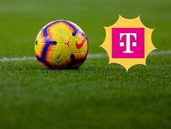 Ein Fußballrasen mit einem Fußball und dem Telekom-Logo.
