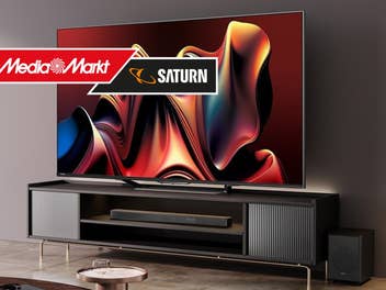 Hisense TV steht in einem Wohnzimmer mit MediaMarkt-Logo