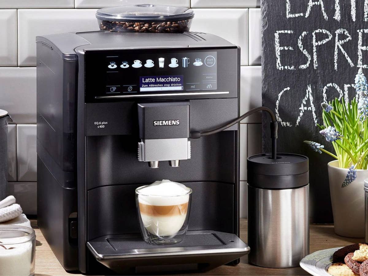 Siemens Kaffeevollautomat im Otto-Angebot Siemens Kaffeevollautomat steht in einer Küche