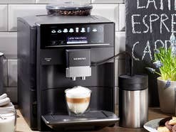 Siemens Kaffeevollautomat steht in einer Küche