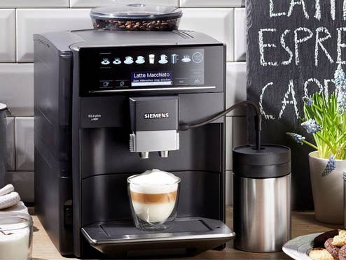 Siemens Kaffeevollautomat steht in einer Küche