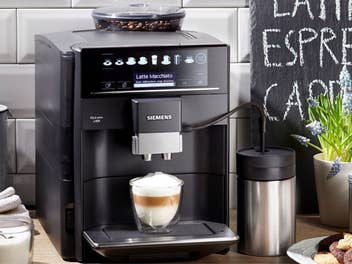 Siemens Kaffeevollautomat steht in einer Küche