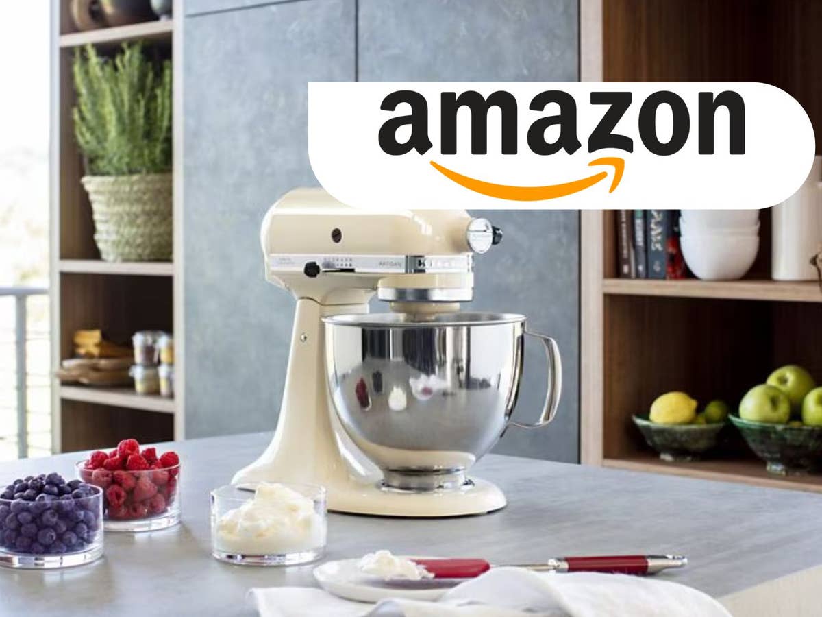 KitchenAid Artisan im Angebot bei Amazon KitchenAid Artisan steht auf einer Küchenzeile