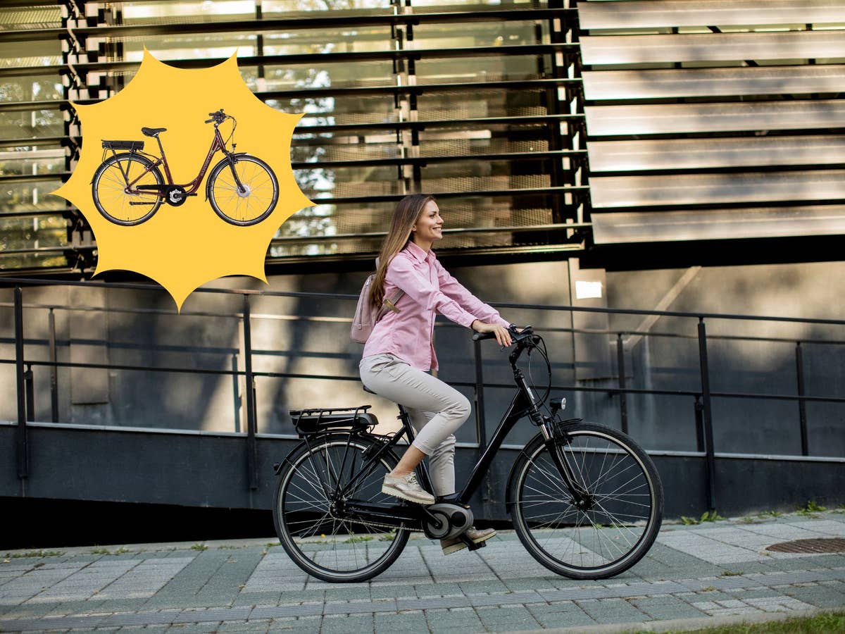 E-Bike mit 50 Prozent Rabatt: Für deutlich unter 1.000 Euro Frau fährt auf einem E-Bike durch die Stadt