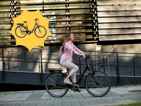 Frau fährt auf einem E-Bike durch die Stadt