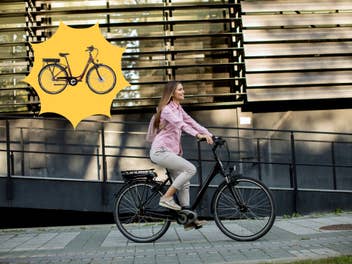 Frau fährt auf einem E-Bike durch die Stadt