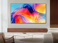 Samsung Fernseher hängt an einer Wand in einem modernem Wohnzimmer